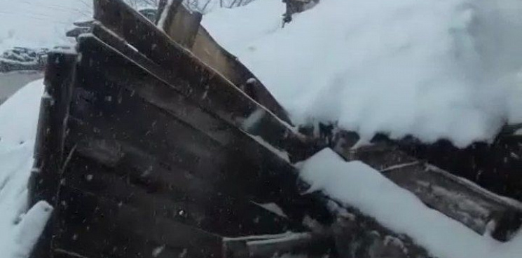 На Кубани восемь человек покинули свой дом после обвала крыши из-за снега