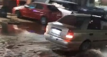 «Забудьте про машины! Доставайте лодки!» В Краснодаре произошёл прорыв канализации, который затопил проезжую часть - ВИДЕО