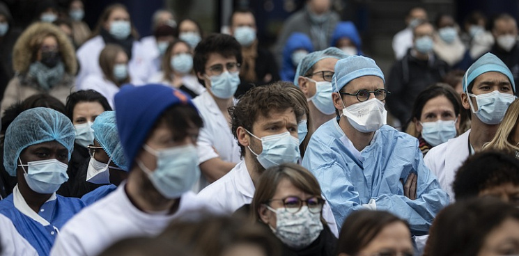 «Медицину в массы - деньги в кассы!» Французские врачи протестуют против низкой цены медуслуг – ВИДЕО