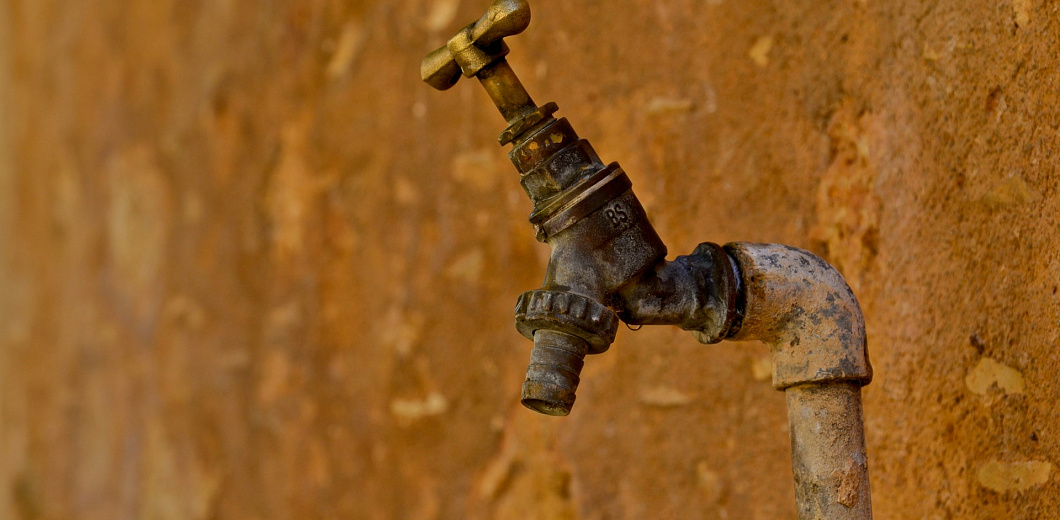 В Лабинском районе Кубани чиновники под камеру «починили» гнилой водопровод – после съёмок грязная вода в трубах вновь едва течёт  
