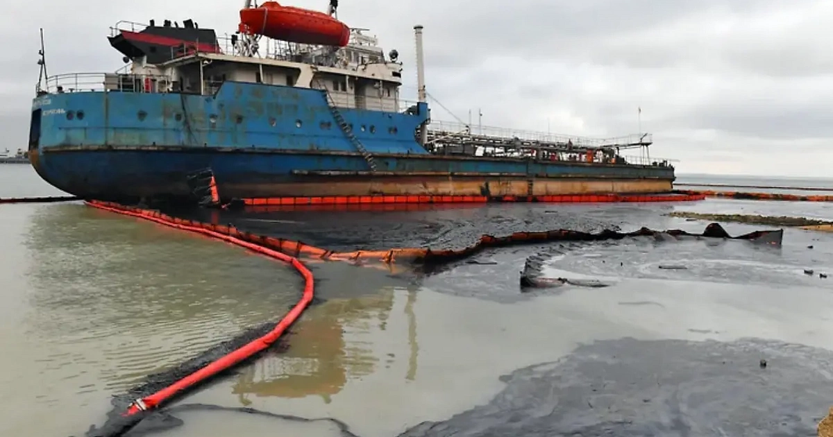 После ЧС в Керченском проливе водолазы собрали 624 тонны замазученного грунта