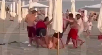 «Драчунов разнимали силой»: в Сочи разгорячённые мужчины устроили драку на пляже