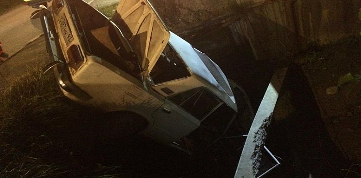 В Сочи автомобиль с пассажирами упал в глубокую канаву. Водитель погиб