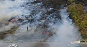 Очередная нелегальная свалка загорелась в Краснодаре