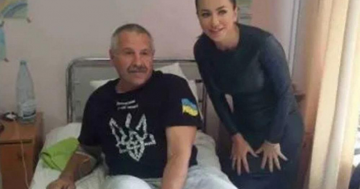 В Сети появилось фото Ани Лорак с раненым украинцем, хотя певица всячески отрицает свою поддержку Украины