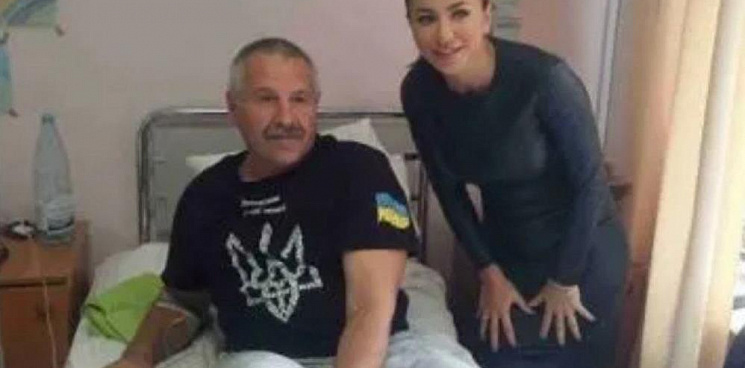 В Сети появилось фото Ани Лорак с раненым украинцем, хотя певица всячески отрицает свою поддержку Украины