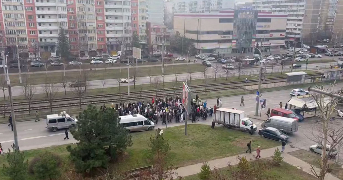 В Краснодаре трудно проводить митинги, но для Крестного хода - свободны дороги
