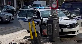 В центре Краснодара служебный автомобиль ДПС попал в аварию