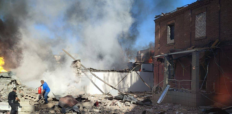 «Совпадение?» ВС РФ ударили ракетами по родному городу Зеленского, уничтожено здание полиции – ВИДЕО 