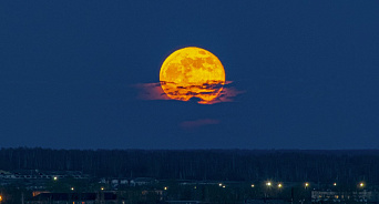 Этой ночью жители Кубани смогут увидеть в небе крупную Луну