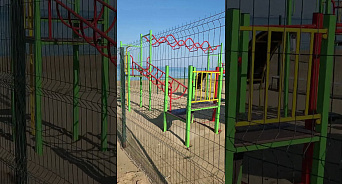  «Первый срок я мотал на площадке»: на пляже в Анапе местные заметили детскую-исправительную зону, обнесённую забором