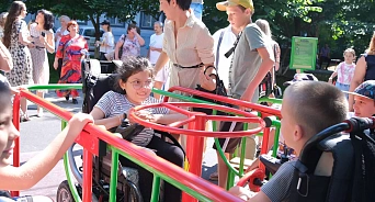 В Краснодаре появилась первая инклюзивная детская площадка