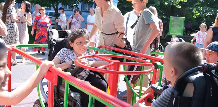 В Краснодаре появилась первая инклюзивная детская площадка