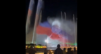 «Мы скажем спасибо за то, что победу нам дали!» Самый большой фонтан в России использовали для светомузыкального поминовения героев СВО накануне Дня Победы - ВИДЕО