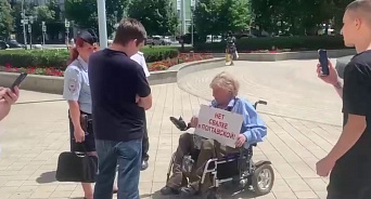 «Нет свалке в Полтавской!» Инвалид провел пикет возле краевой администрации