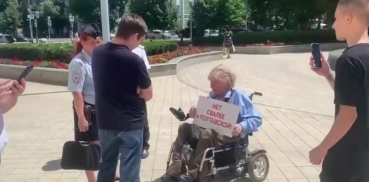 «Нет свалке в Полтавской!» Инвалид провел пикет возле краевой администрации