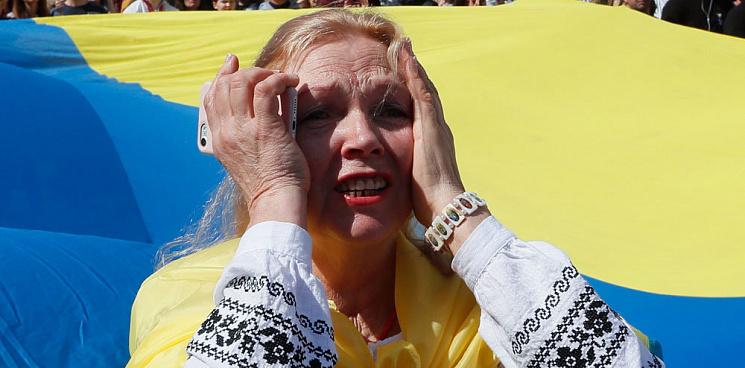 «Российские изверги заставляют петь «Катюшу»!» В Киеве устроили акцию, в которой инсценировали жизнь украинцев на новых российских территориях - ВИДЕО