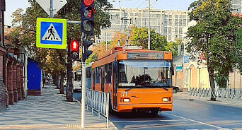 Без новой серии никуда: в Краснодаре водитель троллейбуса смотрел сериал во время работы – ВИДЕО 