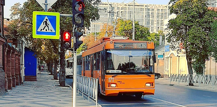 Без новой серии никуда: в Краснодаре водитель троллейбуса смотрел сериал во время работы – ВИДЕО 