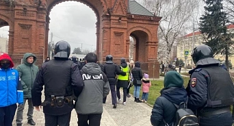 Полиция задержала журналистов на протестной акции в Краснодаре