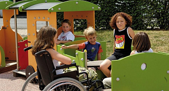 «Недоступная среда»: в Краснодаре качели для детей-инвалидов закрыли на замок