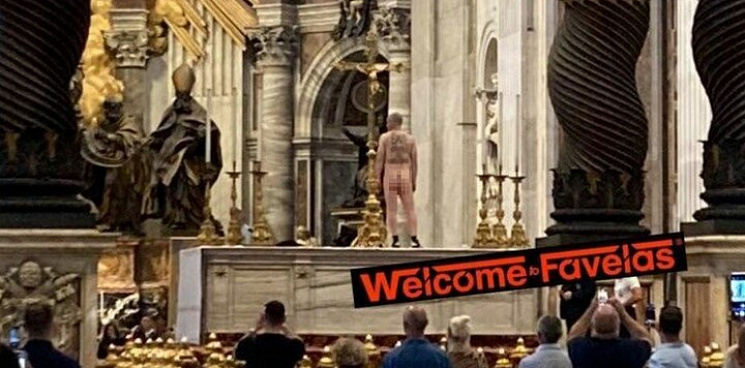 В Ватикане мужчина устроил акцию в поддержку Украины, взобравшись голым на алтарь