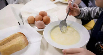 В Краснодарском крае в школьных столовых подают «золотые яйца»?