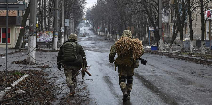 Жители Артемовска боятся мародеров из ВСУ и не хотят бежать из города с отступающей армией Украины – ВИДЕО 