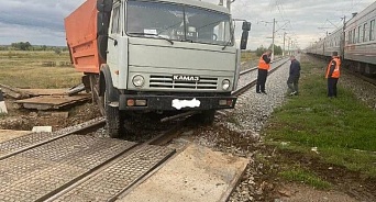 В Волгоградской области поезд из Адлера столкнулся с грузовиком