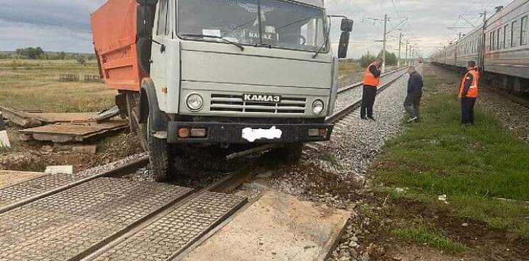 В Волгоградской области поезд из Адлера столкнулся с грузовиком