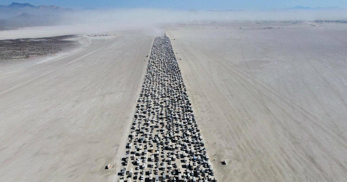 В Неваде образовался десятичасовой затор на выезде с фестиваля Burning Man