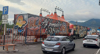  «Терпите, пока действует договор!» Новороссийцы пожаловались на отсутствие парковочных мест перед гипермаркетом, которые отдали под нужды приезжего цирка