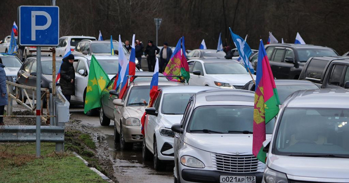 В Сочи состоялся автопробег в поддержку действий Президента