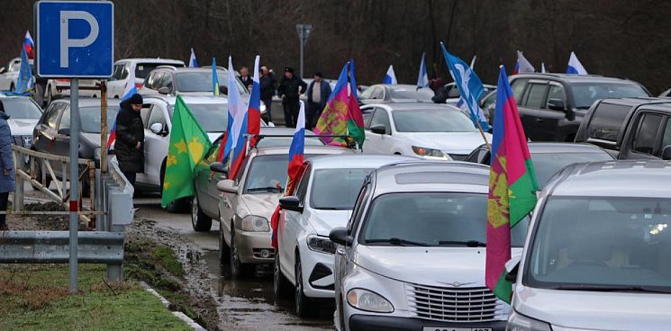 В Сочи состоялся автопробег в поддержку действий Президента