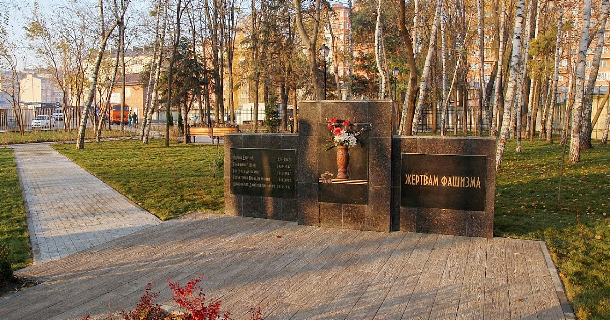 Краснодарцы пожаловались на бомжей, захвативших сквер «Памяти жертвам фашизма»