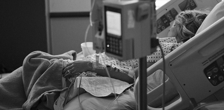 На Кубани врач отказалась делать роженице операцию из-за больной руки — ребёнок погиб 
