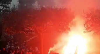 Фанаты «Зенита» показали перед матчем фаер-шоу в парке Галицкого