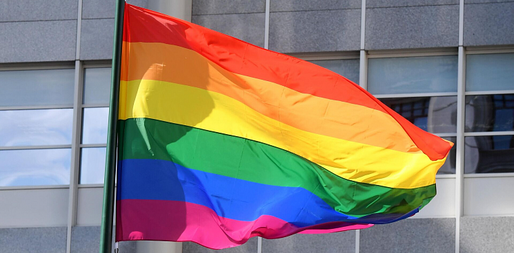 В Европе знамя Украины вешают с флагом ЛГБТ, а в России создают психиатрический центр по изучению секс-меньшинств – ВИДЕО