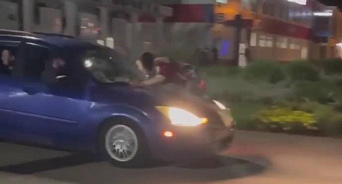 «Теряем поколение»: на Кубани молодые люди прокатили девушку на капоте авто и кинули петарду в мужчину — ВИДЕО