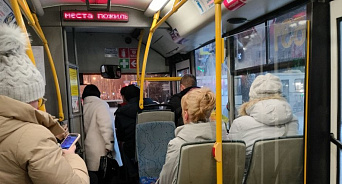 «Ехать – не едем, а деньги не возвращают!» В Краснодаре пассажирам автобуса пришлось час простоять на перекрёстке из-за пробок и боязни штрафа у водителя