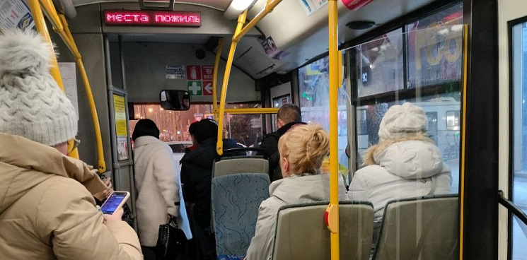 «Ехать – не едем, а деньги не возвращают!» В Краснодаре пассажирам автобуса пришлось час простоять на перекрёстке из-за пробок и боязни штрафа у водителя