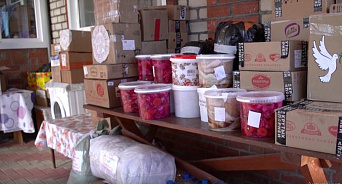 «Организовывать людей не пришлось - всё делается по зову сердца!» Жители станицы Новокорсунской отправили несколько тонн гуманитарной помощи и барашка в зону СВО