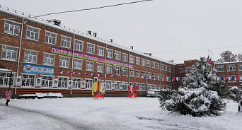 «От директора ждут объяснительную!» На Кубани проверят школу, в которой на Новый год сыграли сценку со Снегурочкой-мужчиной