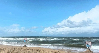«Кто успеет спасти имущество - тот молодец»: в Анапе из-за сильных порывов ветра «смывает» пляжи - ВИДЕО