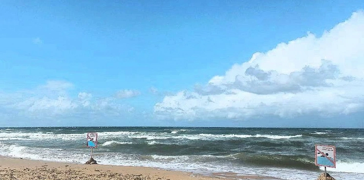 «Кто успеет спасти имущество - тот молодец»: в Анапе из-за сильных порывов ветра «смывает» пляжи - ВИДЕО