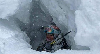 В горах Сочи из-под двухметрового завала снега спасли лыжницу