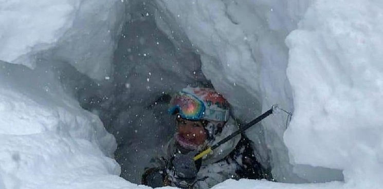 В горах Сочи из-под двухметрового завала снега спасли лыжницу