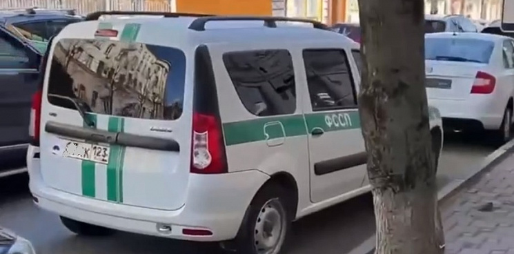 В Краснодаре судебные приставы стали прятать номера авто, чтобы не платить за парковку – мэр обещал кары чиновникам за такое