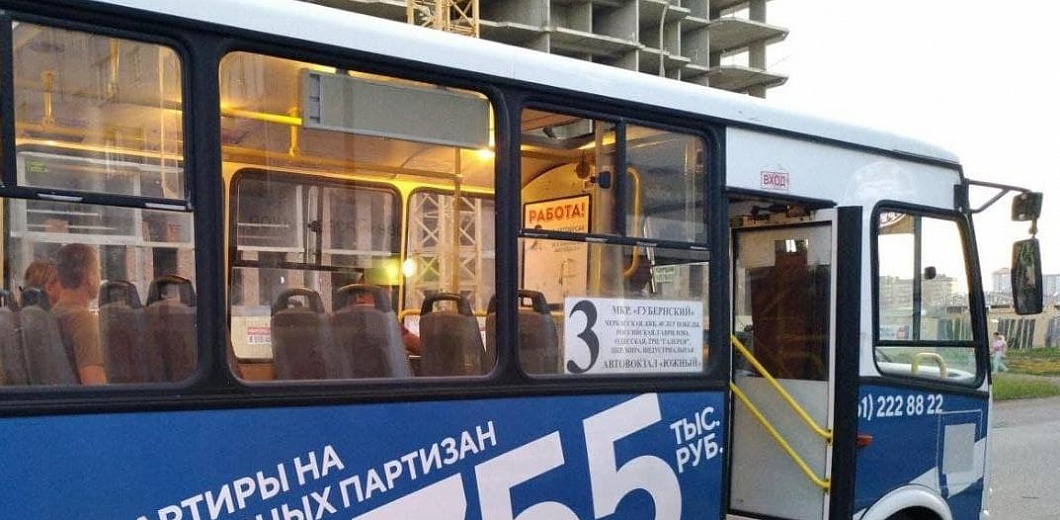 Жительница Краснодара получила перелом позвоночника при падении из автобуса