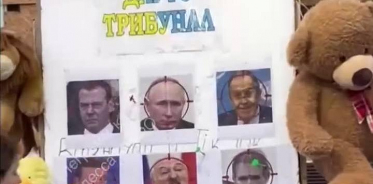 «Очередное зверство»: в Одессе соорудили «дартс-трибунал», прохожие радостно стреляют дротиками в российских политиков – ВИДЕО
